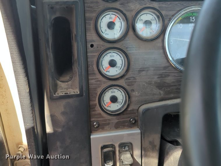 image for item NZ9429 2013 Freightliner  Coranado semi truck