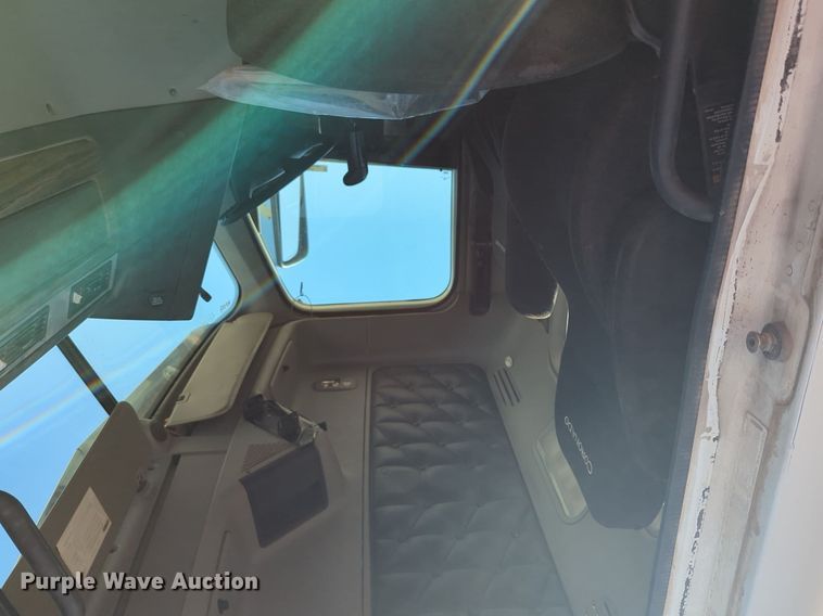 image for item NZ9429 2013 Freightliner  Coranado semi truck