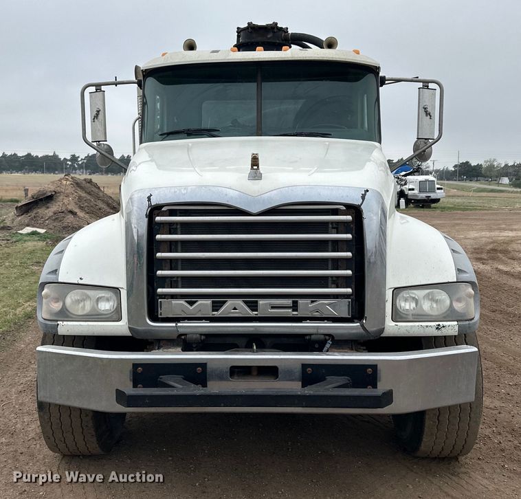 image for item OE9078 2012 Mack GU713 Granite vacuum truck