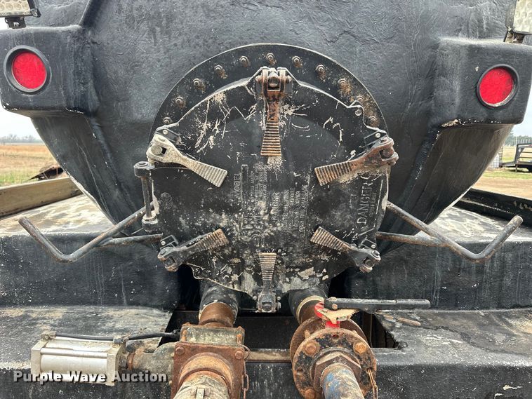 image for item OE9078 2012 Mack GU713 Granite vacuum truck