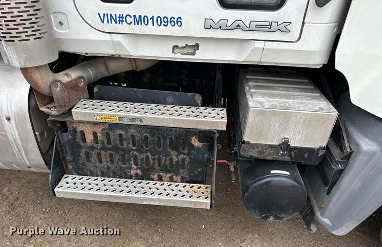 image for item OE9078 2012 Mack GU713 Granite vacuum truck