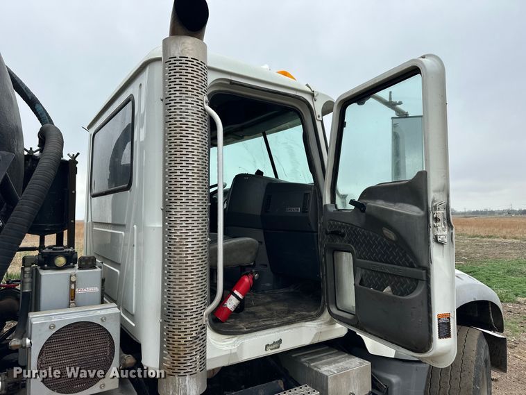 image for item OE9078 2012 Mack GU713 Granite vacuum truck