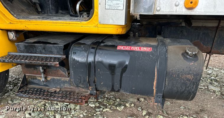 image for item OE9101 1998 International  4900 box truck