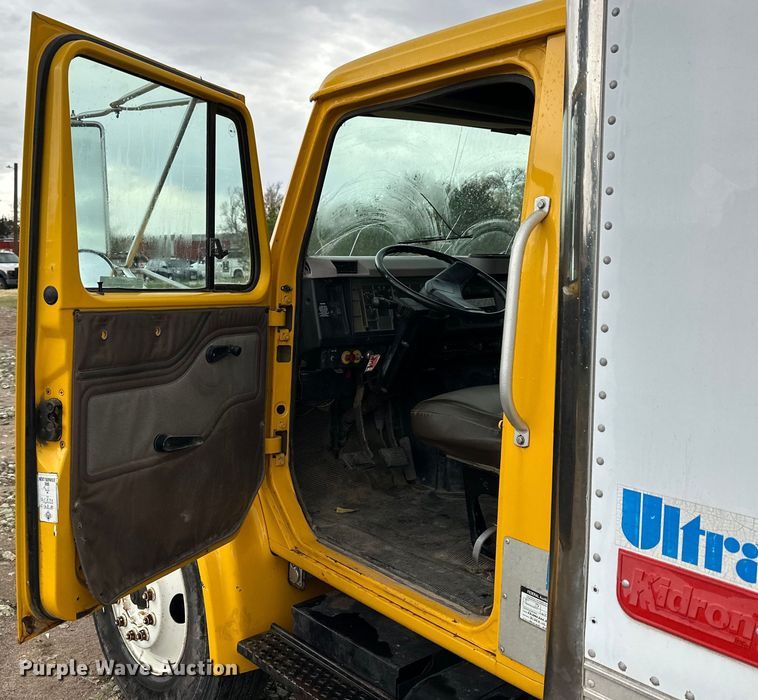 image for item OE9101 1998 International  4900 box truck