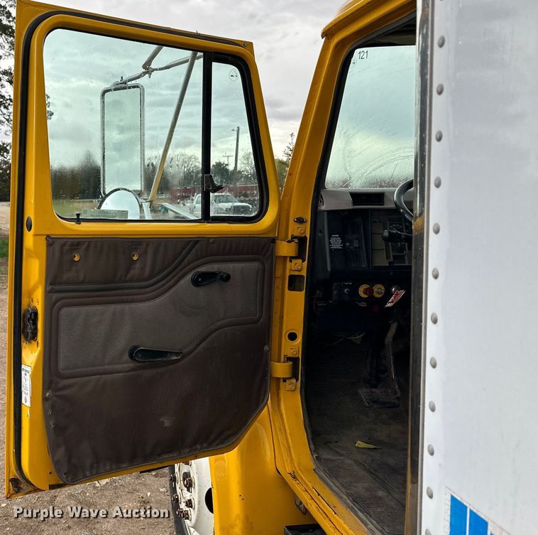 image for item OE9101 1998 International  4900 box truck