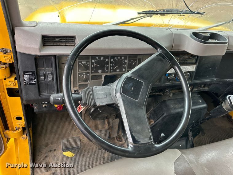 image for item OE9101 1998 International  4900 box truck