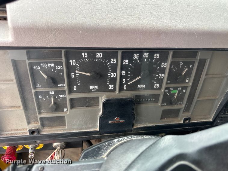 image for item OE9101 1998 International  4900 box truck