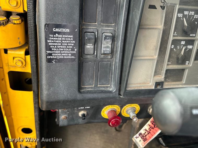 image for item OE9101 1998 International  4900 box truck