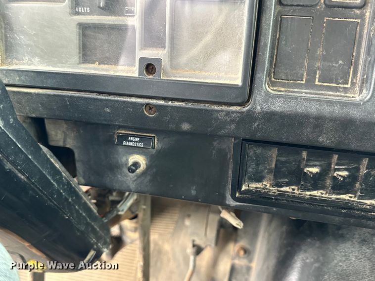 image for item OE9101 1998 International  4900 box truck