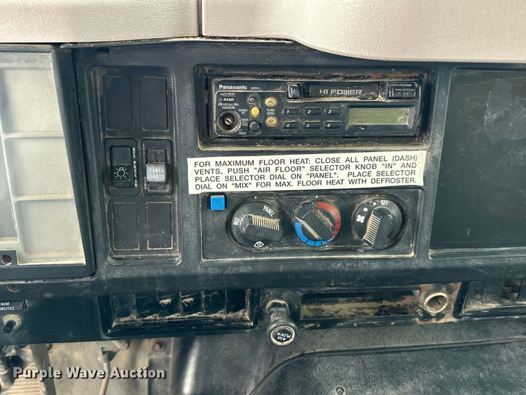 image for item OE9101 1998 International  4900 box truck