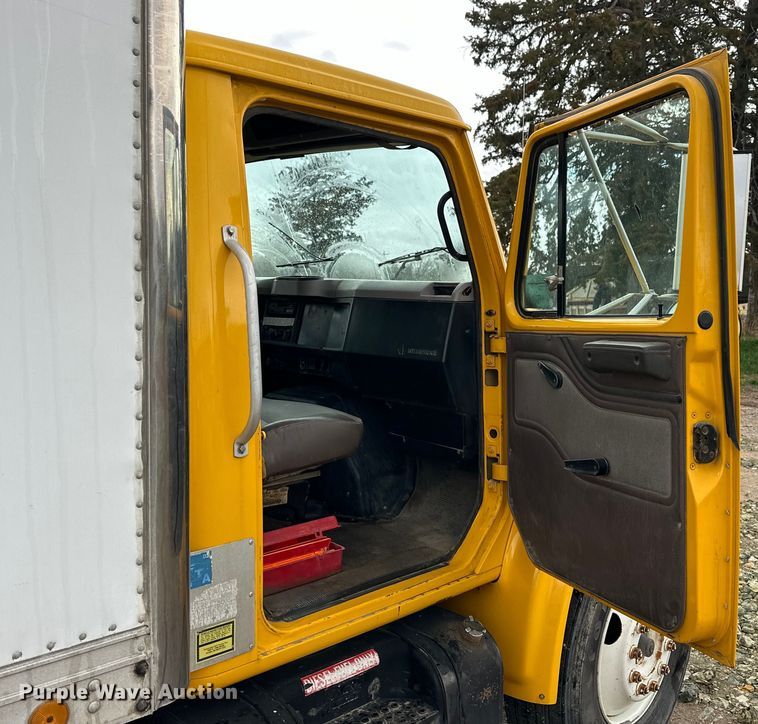 image for item OE9101 1998 International  4900 box truck