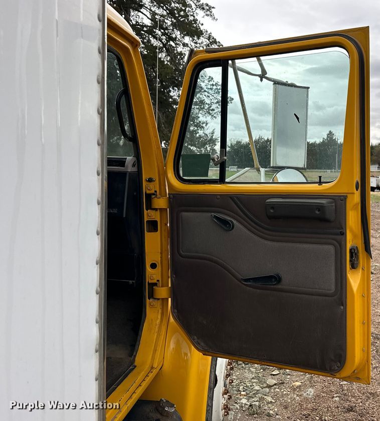 image for item OE9101 1998 International  4900 box truck