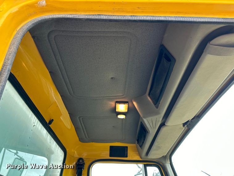 image for item OE9101 1998 International  4900 box truck