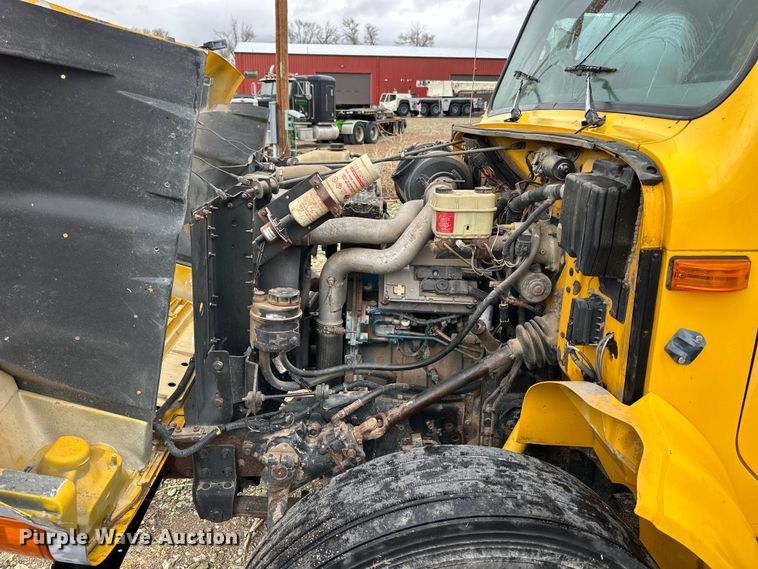 image for item OE9101 1998 International  4900 box truck