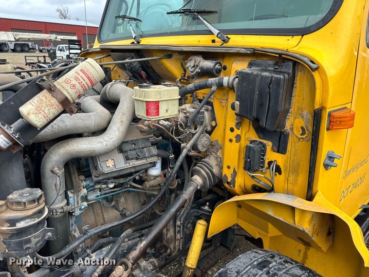 image for item OE9101 1998 International  4900 box truck