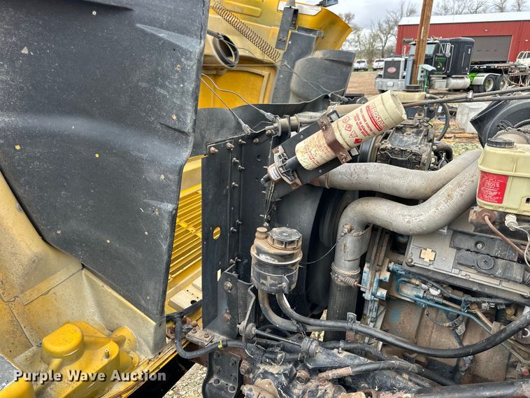 image for item OE9101 1998 International  4900 box truck