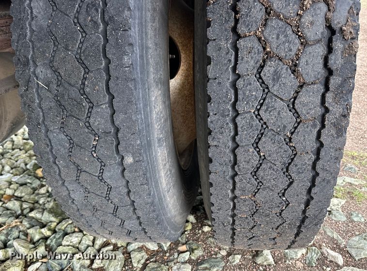 image for item OE9101 1998 International  4900 box truck