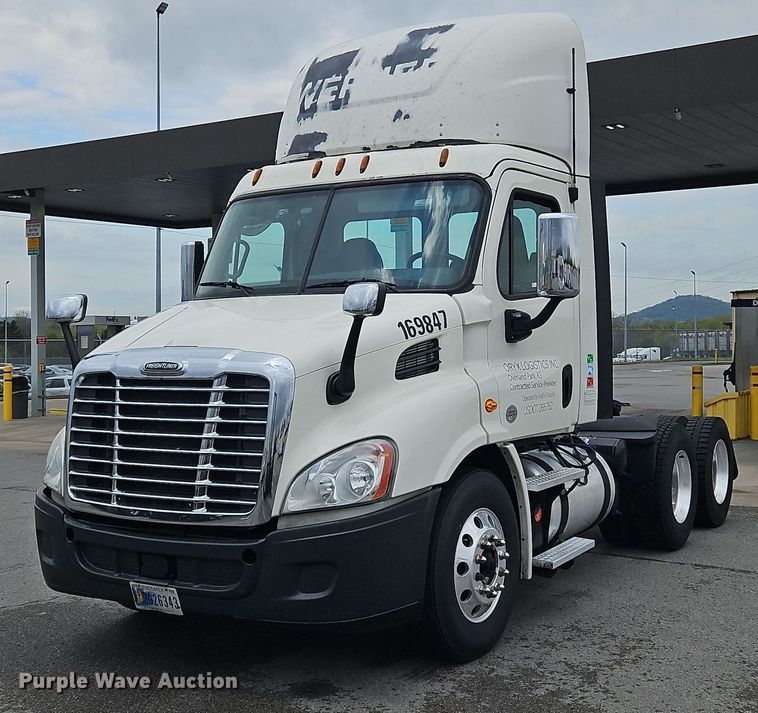image for item OK9859 2017 Freightliner  Cascadia 113 semi truck