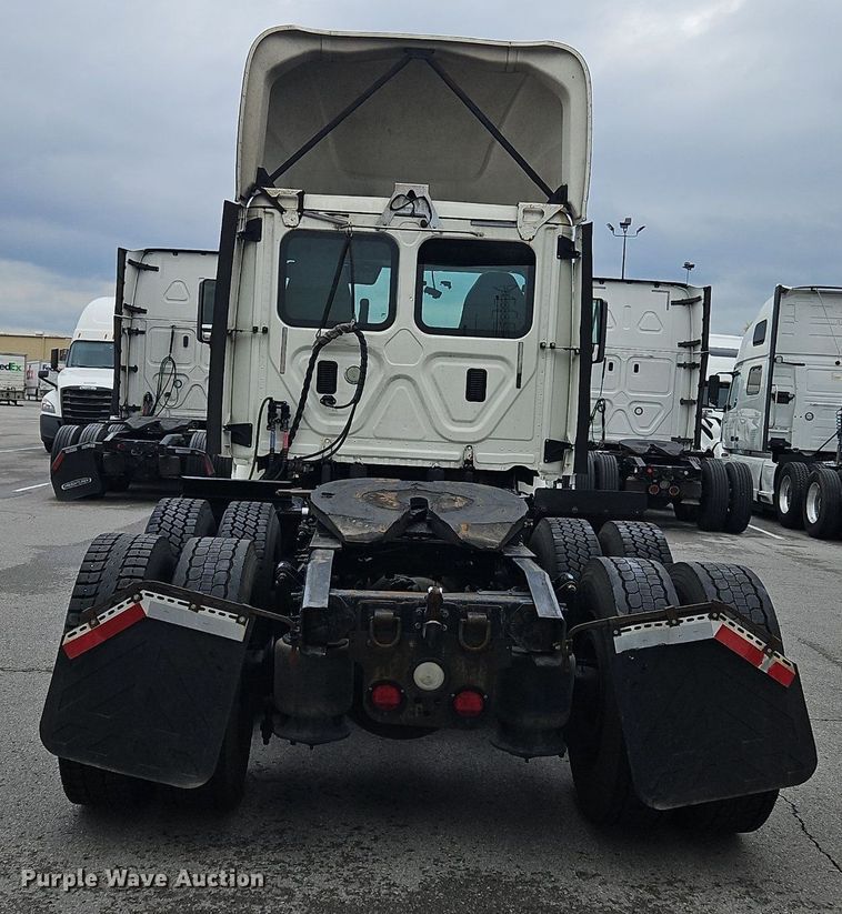 image for item OK9859 2017 Freightliner  Cascadia 113 semi truck