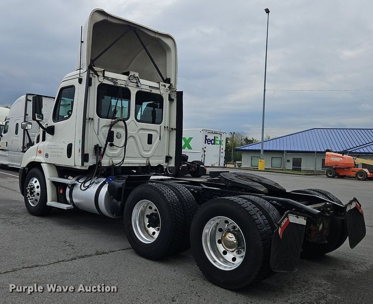 image for item OK9859 2017 Freightliner  Cascadia 113 semi truck