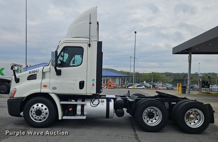 image for item OK9859 2017 Freightliner  Cascadia 113 semi truck