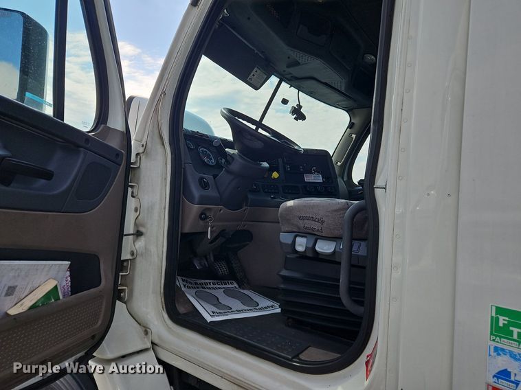 image for item OK9859 2017 Freightliner  Cascadia 113 semi truck