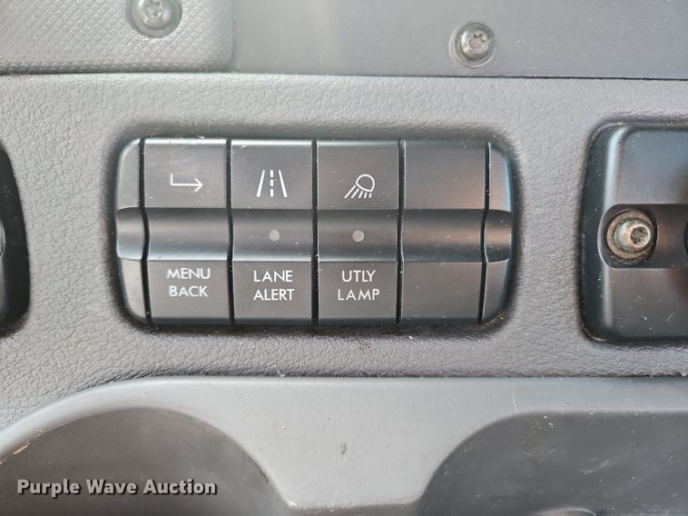 image for item OK9859 2017 Freightliner  Cascadia 113 semi truck