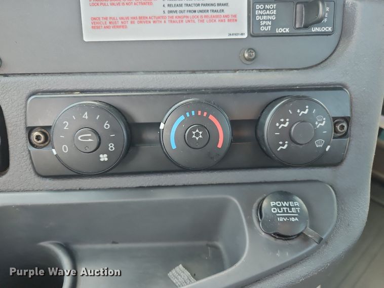 image for item OK9859 2017 Freightliner  Cascadia 113 semi truck