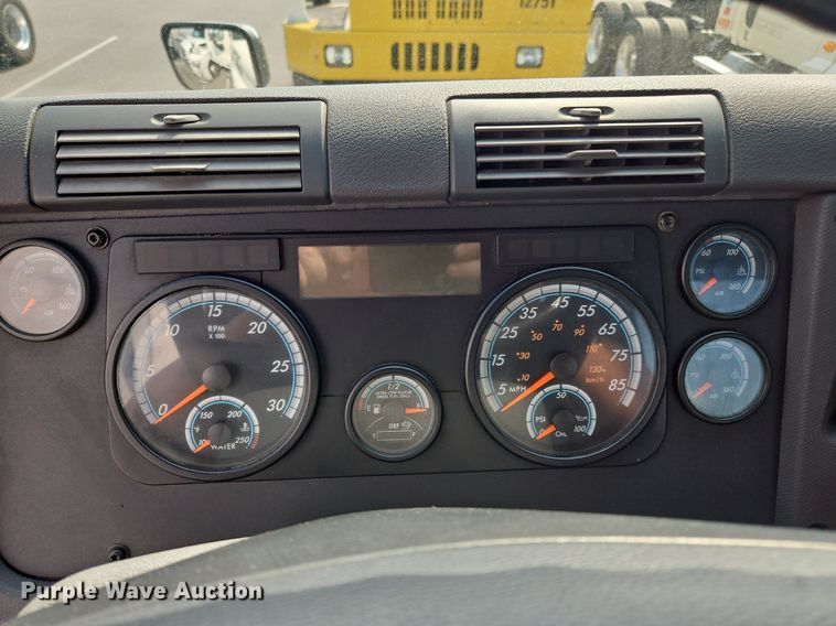 image for item OK9859 2017 Freightliner  Cascadia 113 semi truck