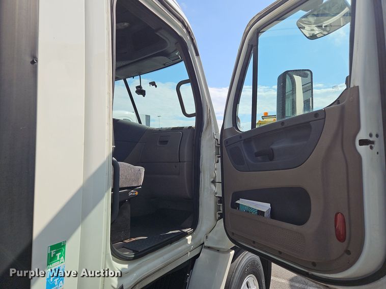 image for item OK9859 2017 Freightliner  Cascadia 113 semi truck