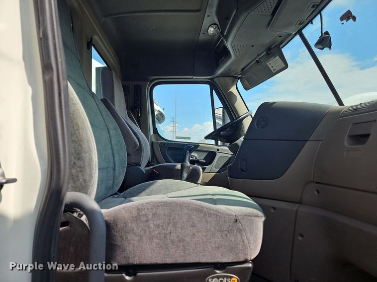 image for item OK9859 2017 Freightliner  Cascadia 113 semi truck