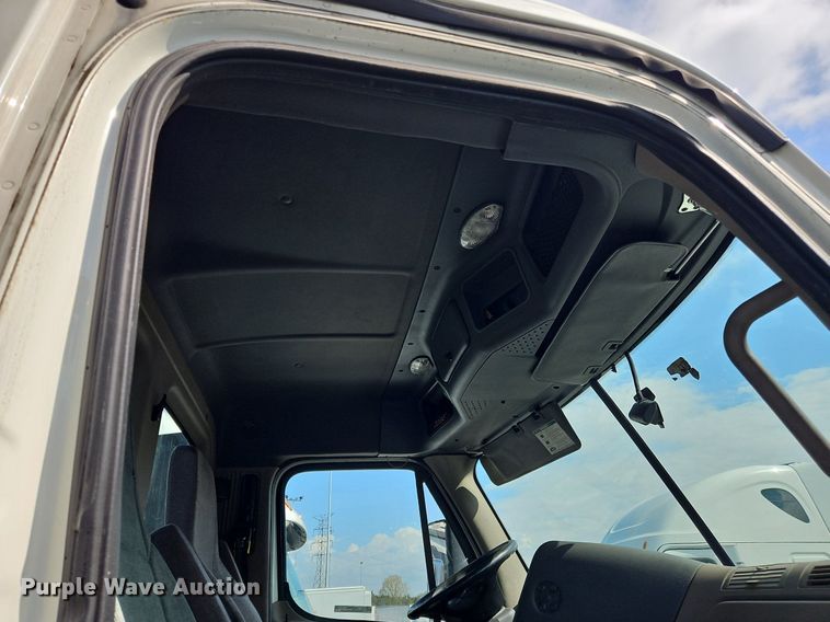 image for item OK9859 2017 Freightliner  Cascadia 113 semi truck