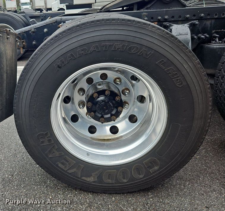 image for item OK9859 2017 Freightliner  Cascadia 113 semi truck