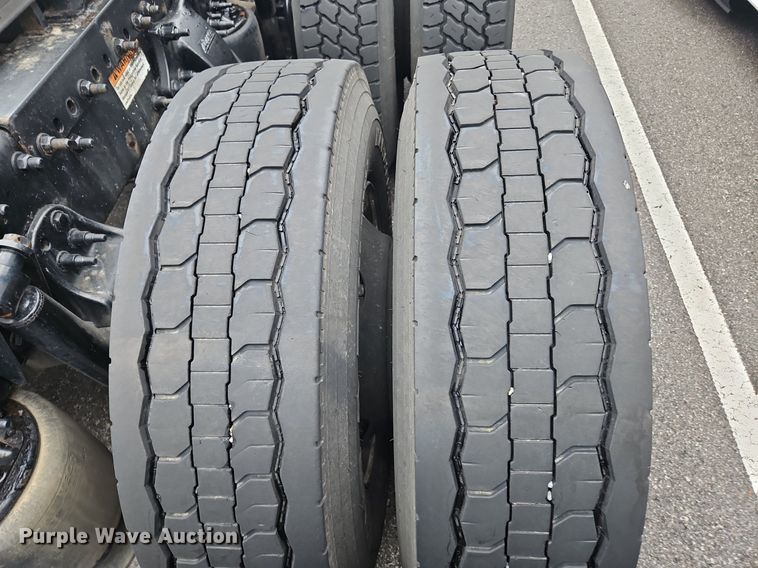 image for item OK9859 2017 Freightliner  Cascadia 113 semi truck