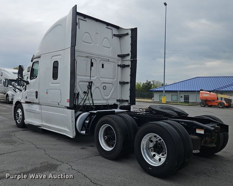 image for item OK9860 2019 Freightliner  Cascadia  semi truck