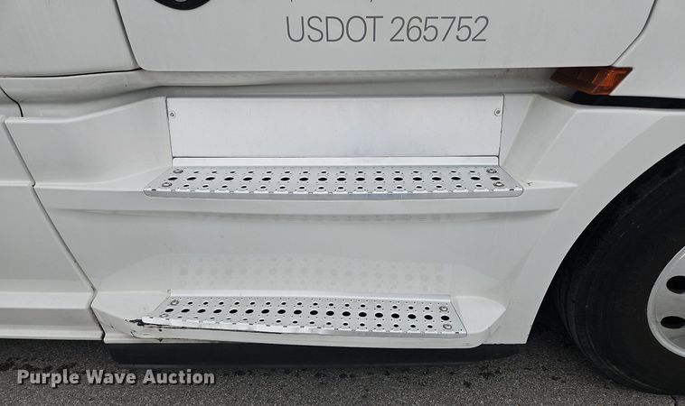 image for item OK9860 2019 Freightliner  Cascadia  semi truck