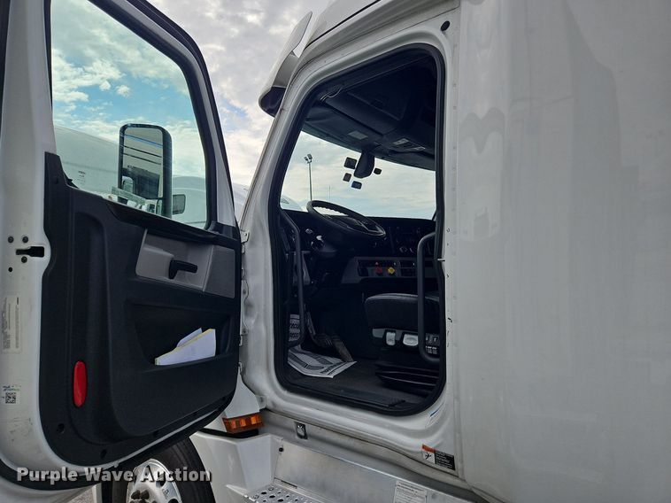 image for item OK9860 2019 Freightliner  Cascadia  semi truck