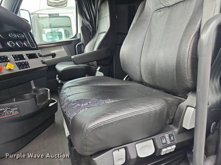 image for item OK9860 2019 Freightliner  Cascadia  semi truck