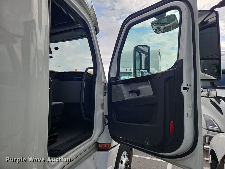 image for item OK9860 2019 Freightliner  Cascadia  semi truck