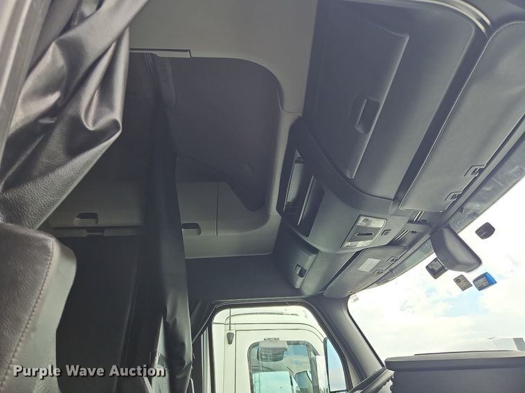 image for item OK9860 2019 Freightliner  Cascadia  semi truck