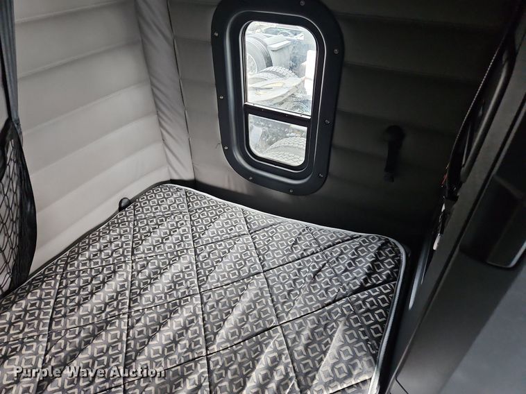 image for item OK9860 2019 Freightliner  Cascadia  semi truck