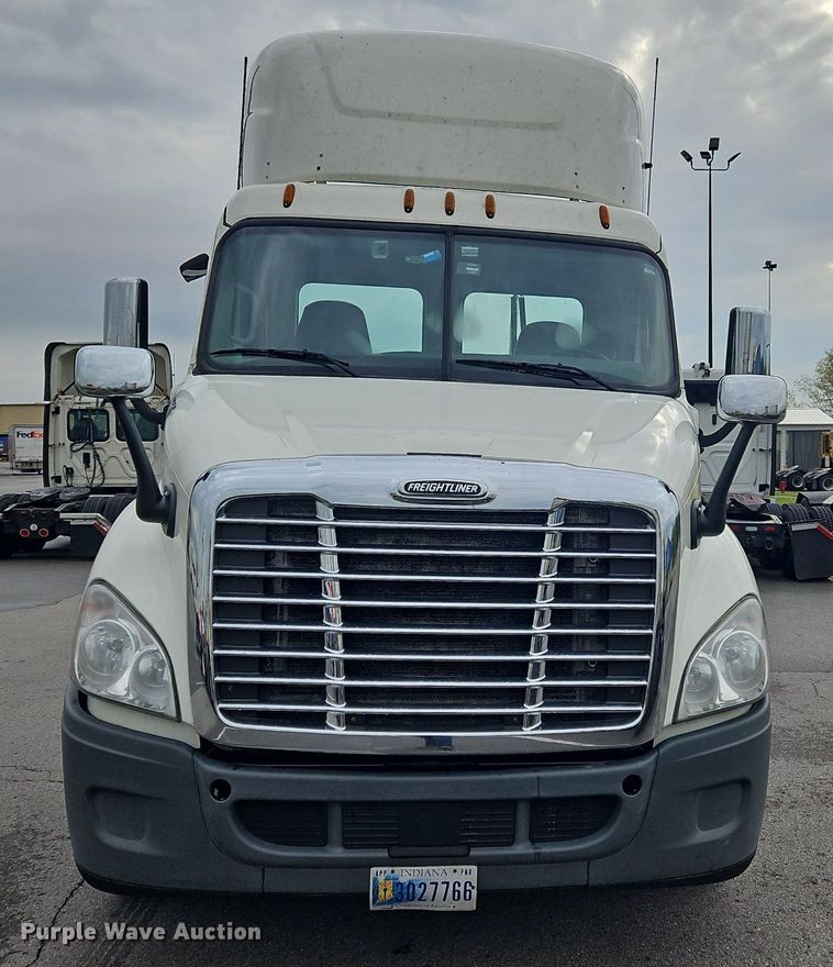 image for item OK9861 2017 Freightliner  Cascadia 113 semi truck