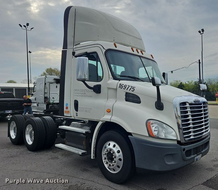 image for item OK9861 2017 Freightliner  Cascadia 113 semi truck