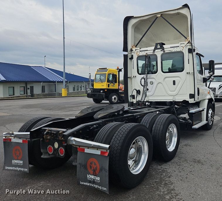 image for item OK9861 2017 Freightliner  Cascadia 113 semi truck