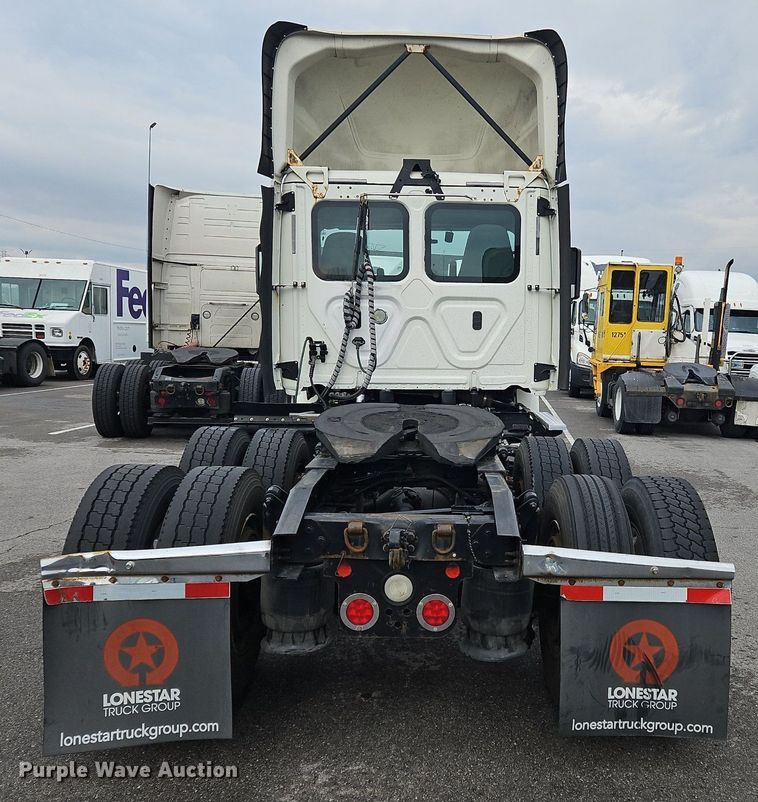 image for item OK9861 2017 Freightliner  Cascadia 113 semi truck