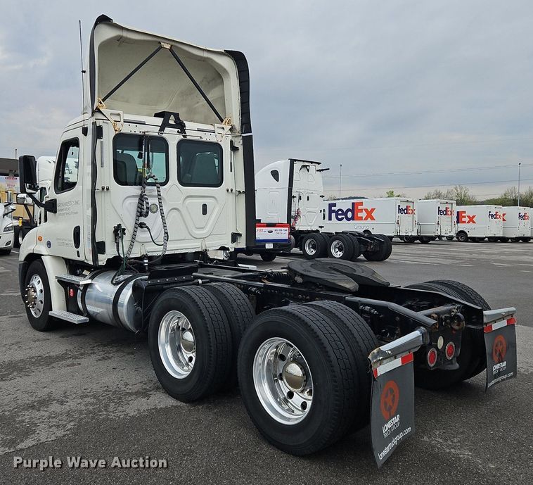 image for item OK9861 2017 Freightliner  Cascadia 113 semi truck
