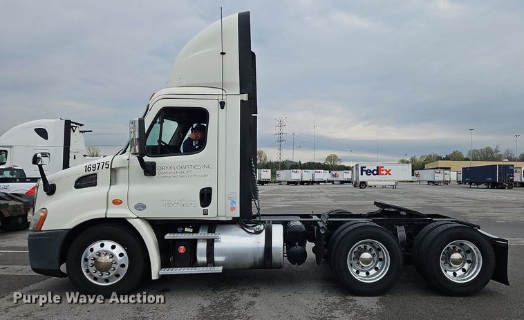 image for item OK9861 2017 Freightliner  Cascadia 113 semi truck