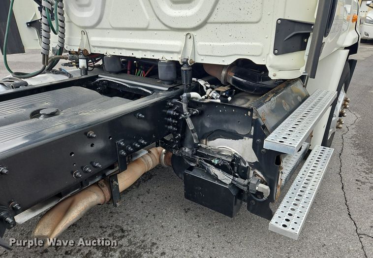 image for item OK9861 2017 Freightliner  Cascadia 113 semi truck