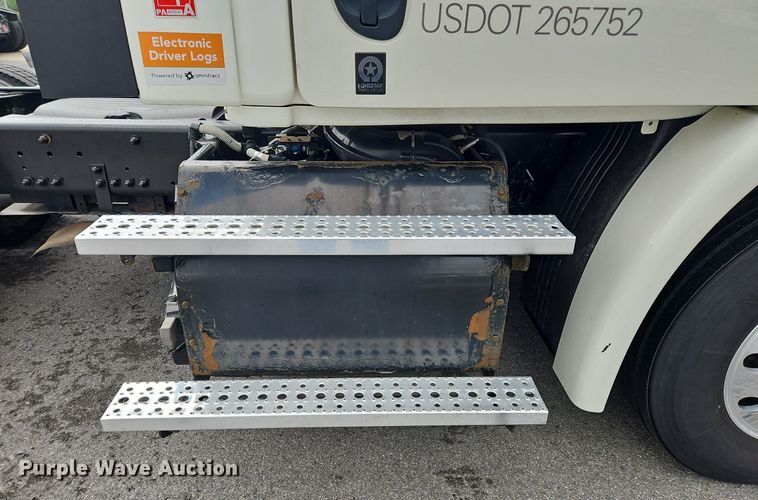 image for item OK9861 2017 Freightliner  Cascadia 113 semi truck