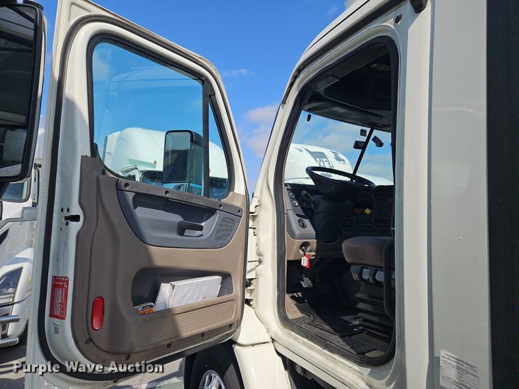 image for item OK9861 2017 Freightliner  Cascadia 113 semi truck